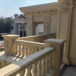 吕梁 黄金麻别墅外墙干挂雕花配合阳台栏杆花瓶柱