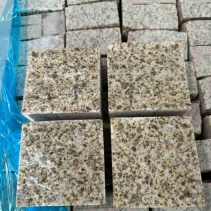 吕梁 黄金麻花岗岩自然面小方块，弹石，马蹄石等