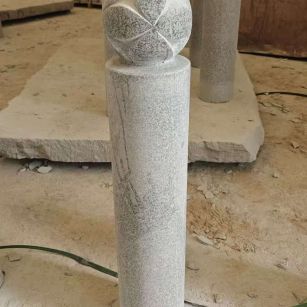 吕梁 芝麻白花岗岩石材挡车石柱、停车柱、圆柱挡车柱、方柱挡车柱等