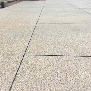 吕梁 黄金麻花岗岩石板材荔枝面地面铺装效果