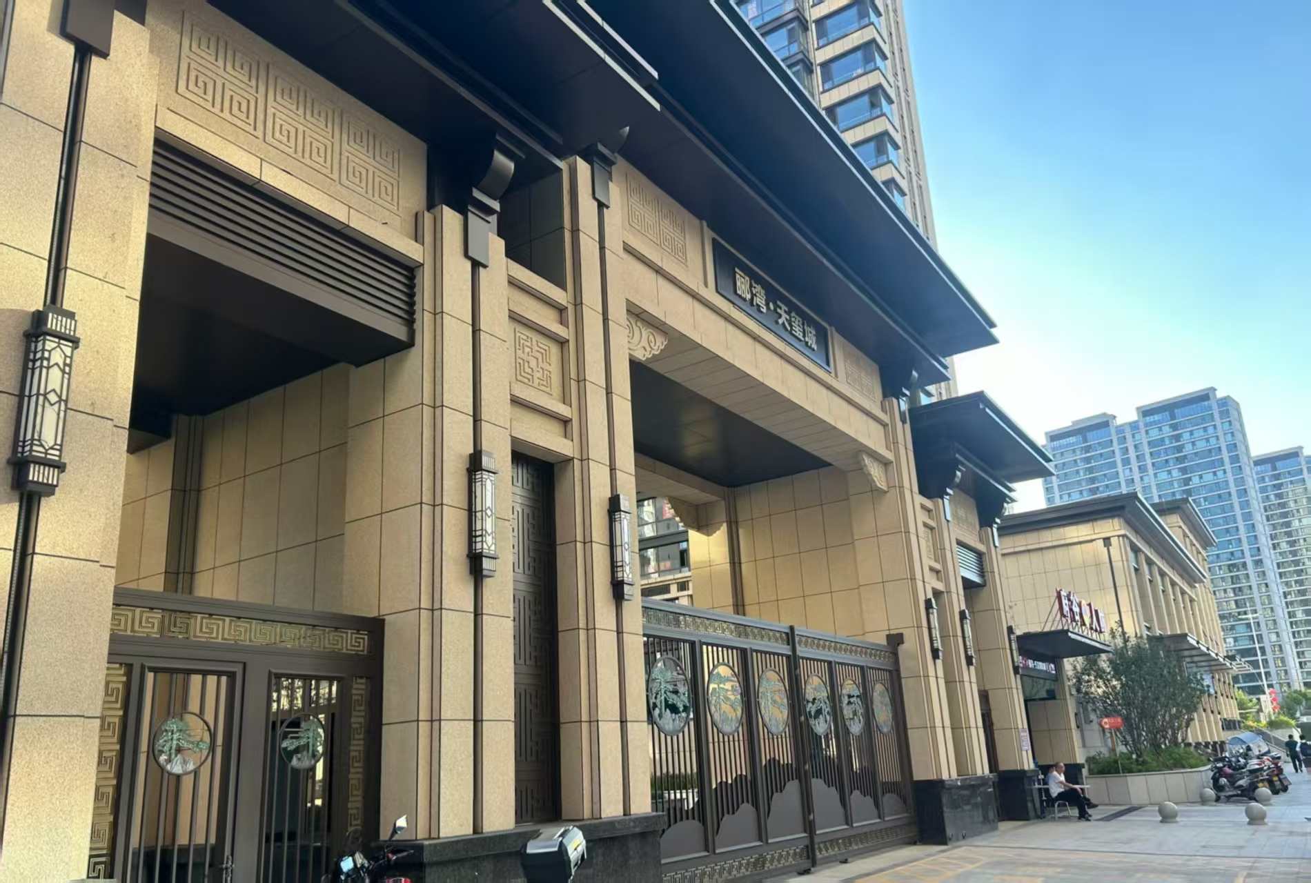 吕梁 黄金麻花岗岩荔枝面小区门楼外墙干挂