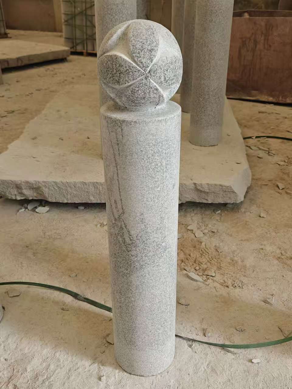 吕梁 芝麻白花岗岩石材挡车石柱、停车柱、圆柱挡车柱、方柱挡车柱等