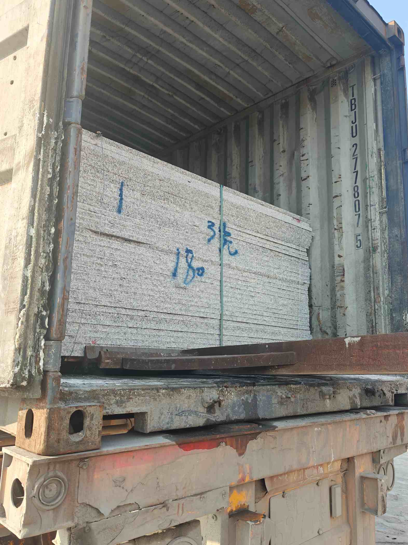 吕梁 芝麻白花岗岩石材3.0公分光面毛板装柜出货