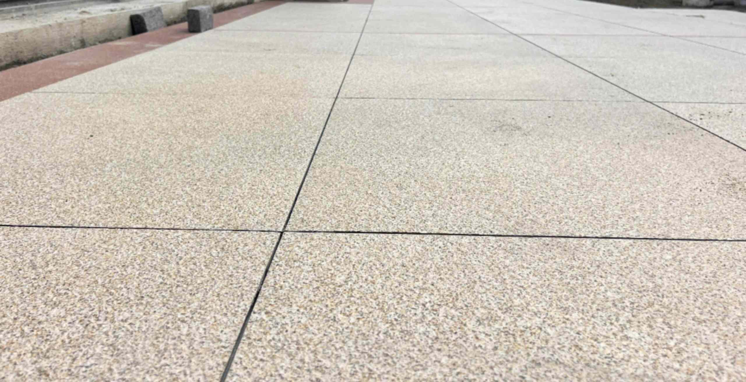 吕梁 黄金麻花岗岩石板材荔枝面地面铺装效果