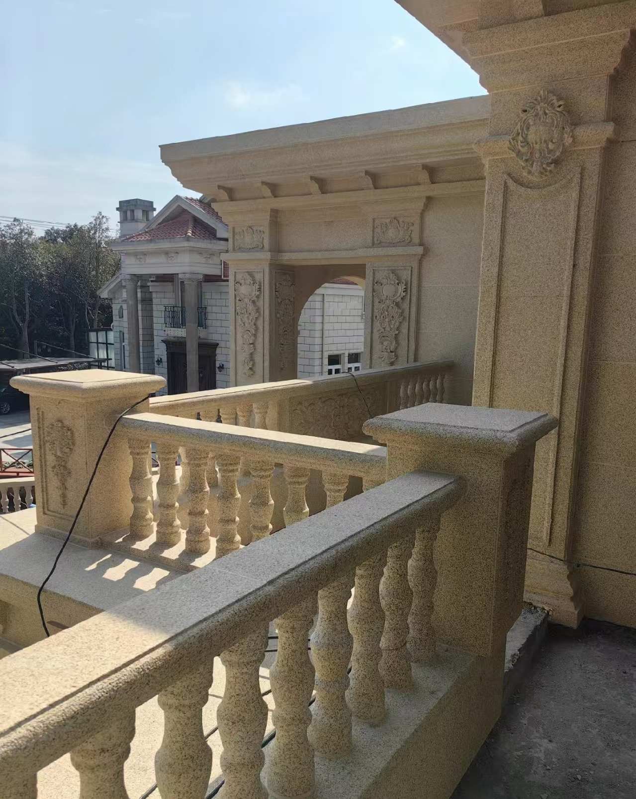 吕梁 黄金麻别墅外墙干挂雕花配合阳台栏杆花瓶柱