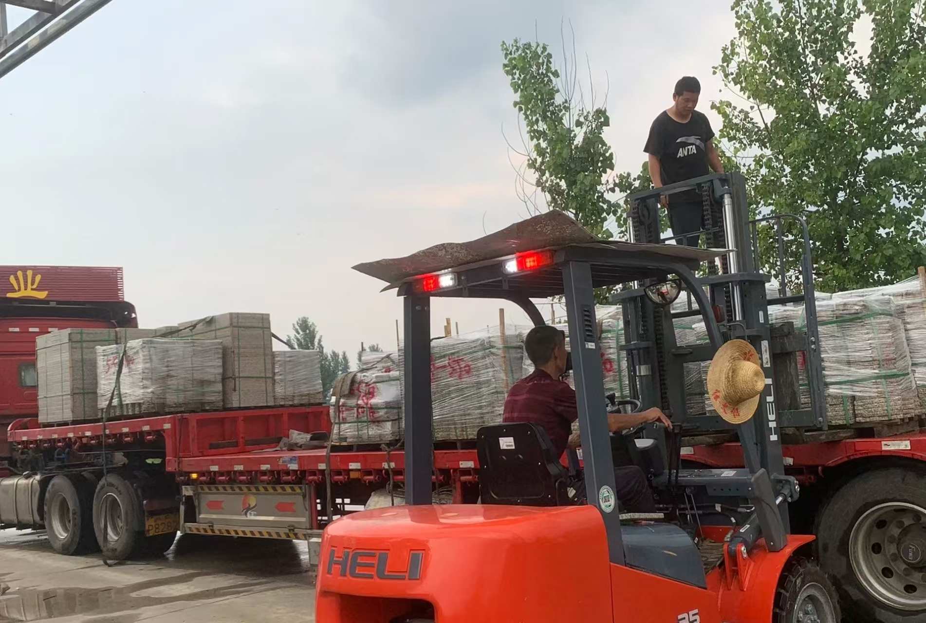 吕梁 黄金麻冰裂纹，地铺石装车