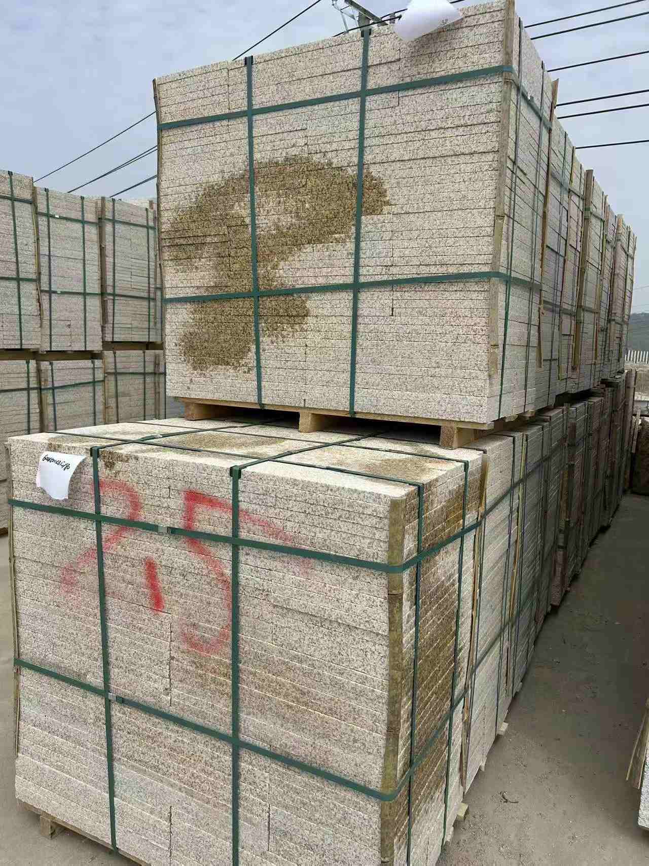 吕梁 黄金麻花岗岩石材荔枝面地铺石2.5*300*600