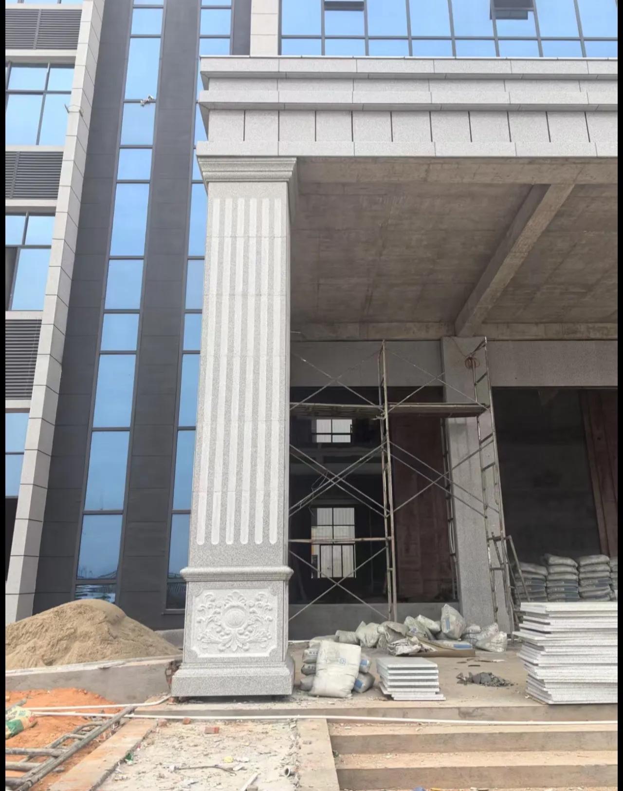 吕梁 芝麻白光面花岗岩门楼大柱（罗马柱）配雕花底座