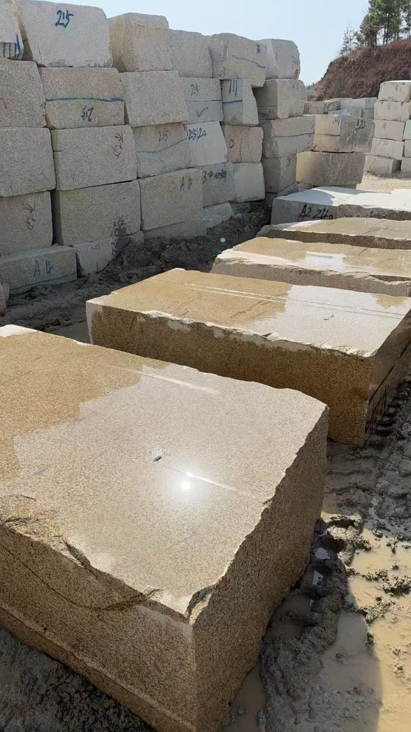 吕梁 黄金麻方料堆场洗料分选中，原材料充足