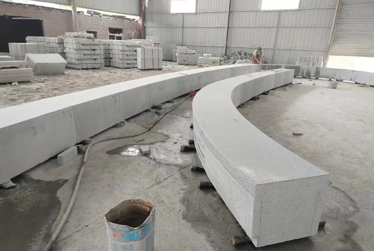 吕梁芝麻白花岗岩石板材 园林光面弧形坐凳