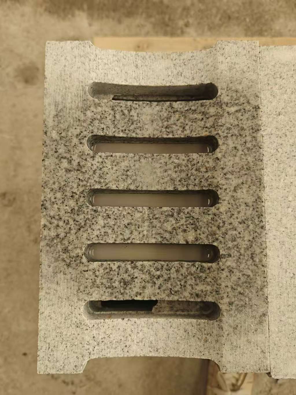 吕梁 芝麻白拉丝面花岗岩U型开槽排水槽