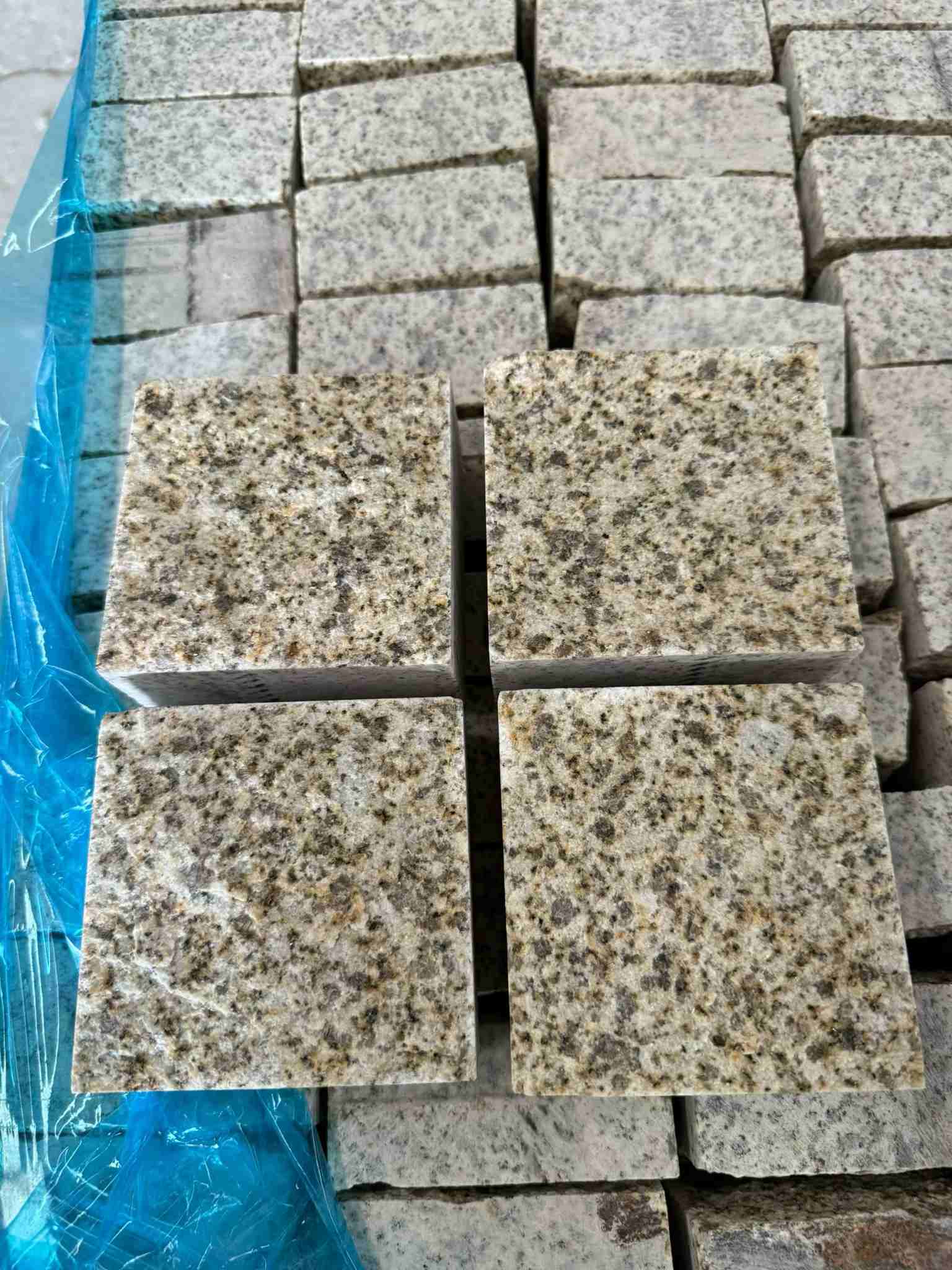 吕梁 黄金麻花岗岩自然面小方块，弹石，马蹄石等