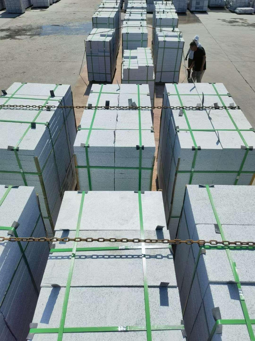 吕梁 芝麻白花岗岩5公分地铺石 花岗岩厂家工厂装车日常