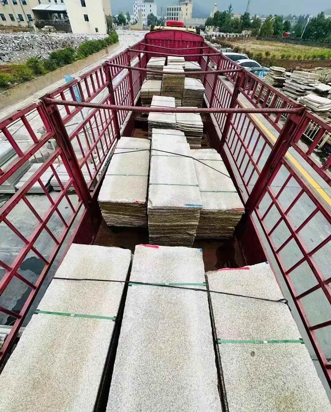 吕梁 黄金麻花岗岩荔枝面，光面毛板装车完成