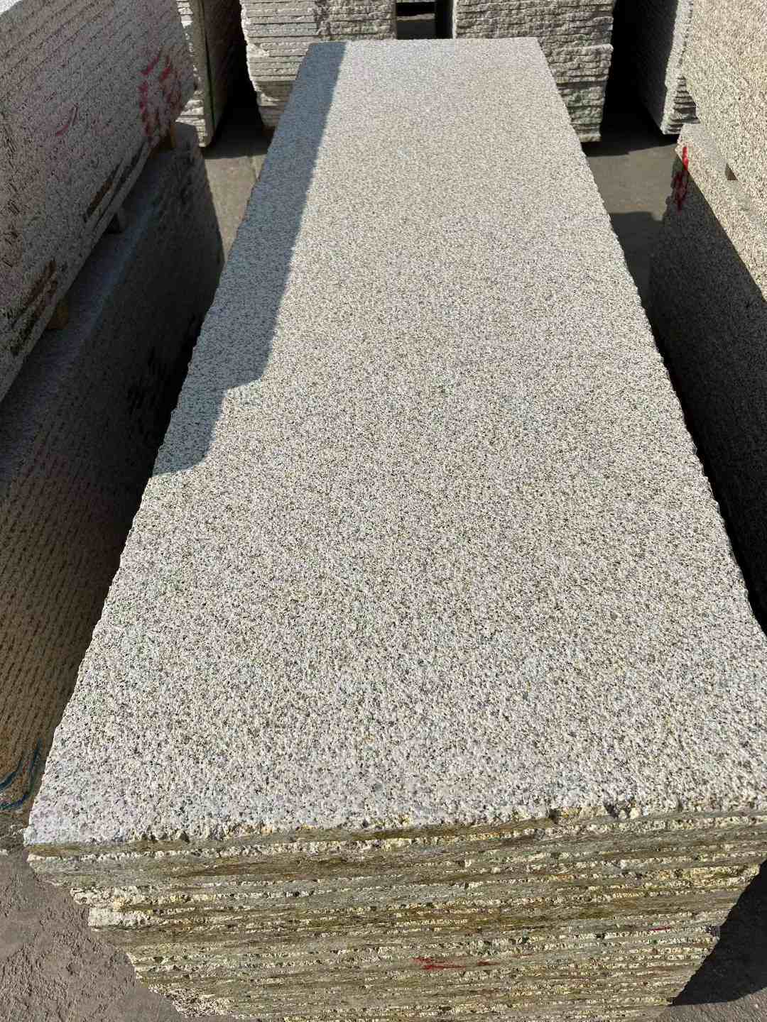 吕梁 黄金麻花岗岩荔枝面毛板，半成品