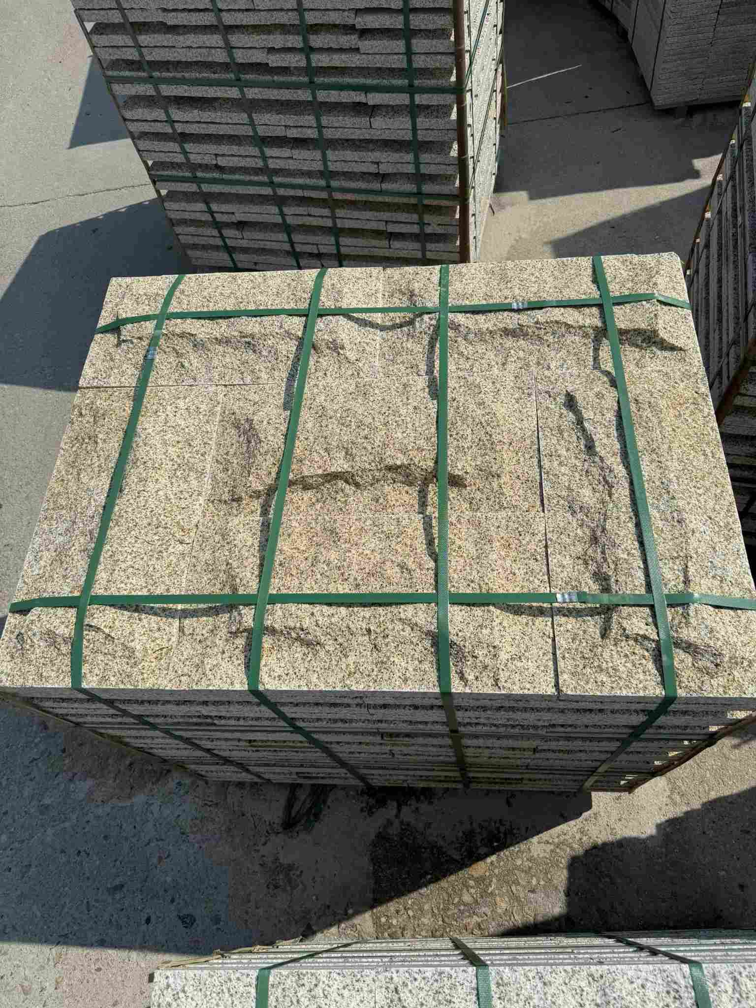 吕梁 黄金麻花岗岩石材自然面蘑菇石成品