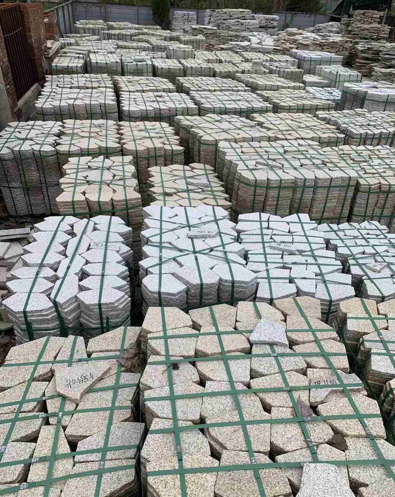 吕梁 黄金麻白麻花岗岩荔枝面地铺石(冰裂纹)