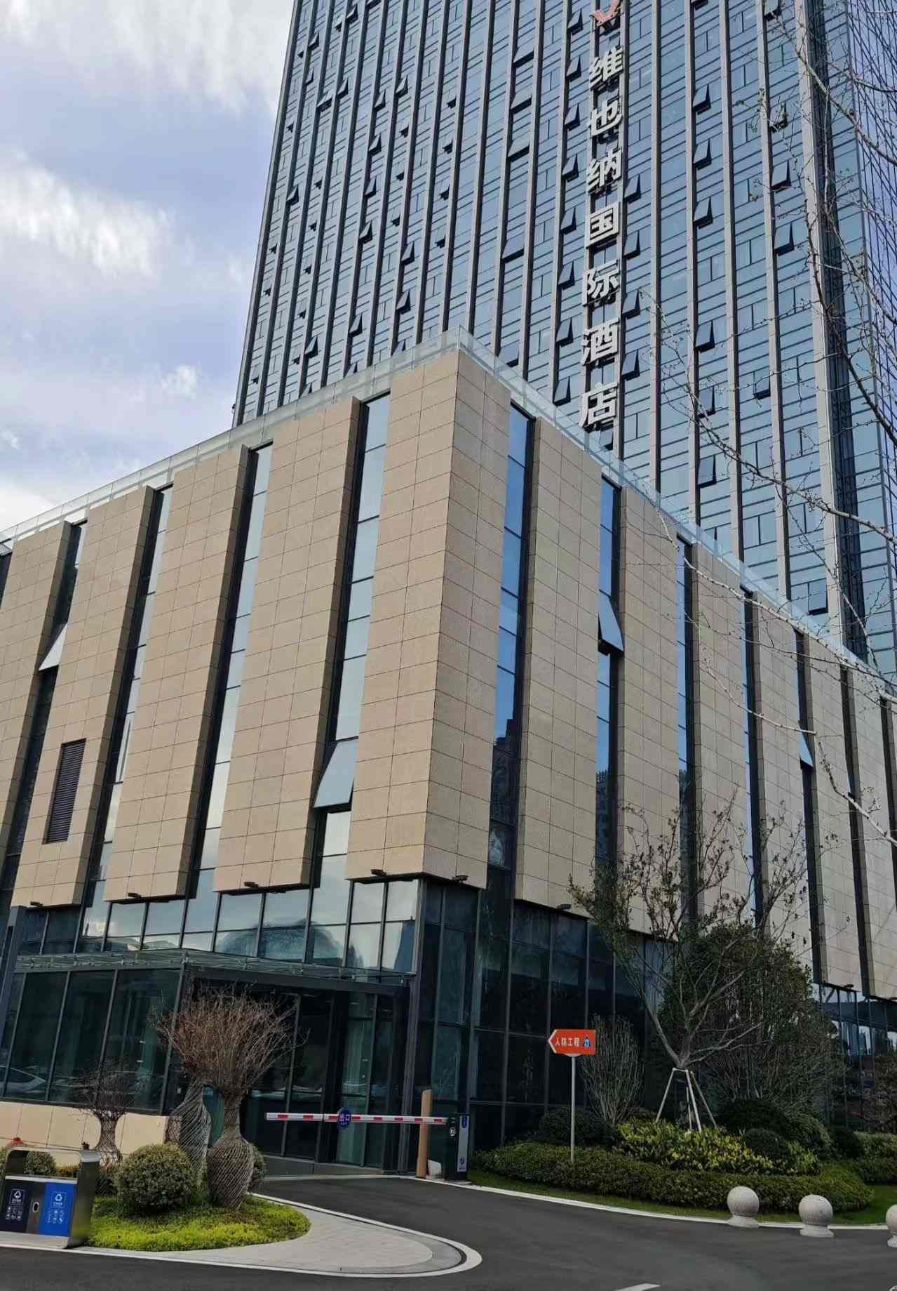 吕梁 黄金麻花岗岩外墙干挂