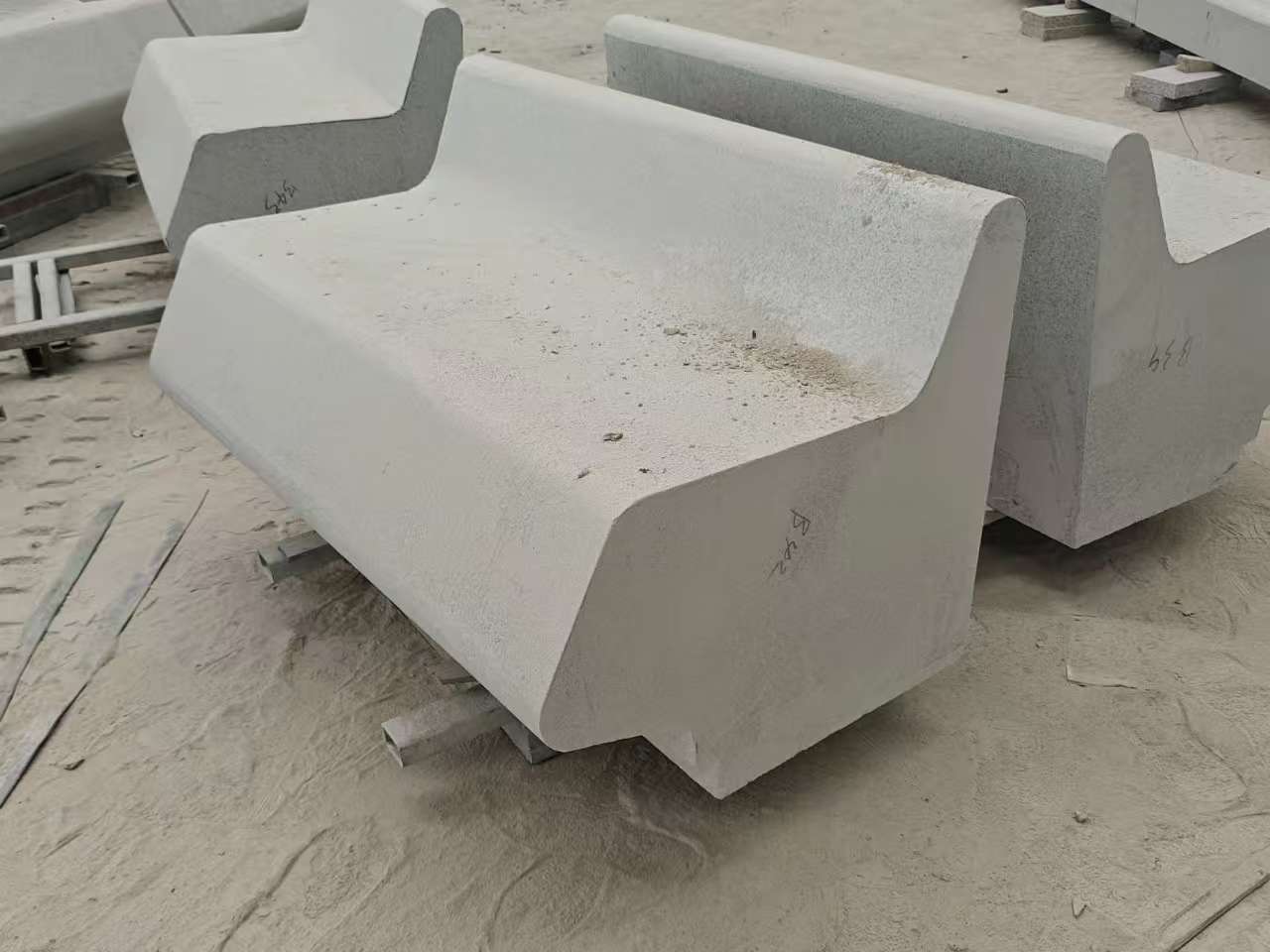 吕梁 芝麻白花岗岩异形坐凳，石凳