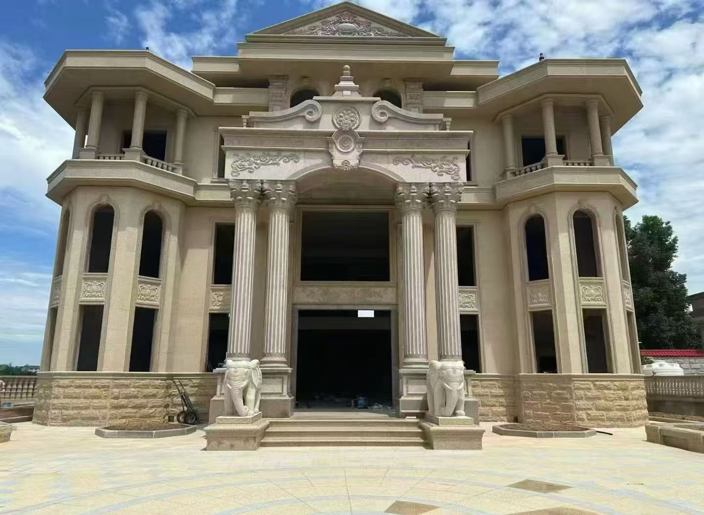 吕梁 黄金麻别墅外墙干挂，大柱，大象，蘑菇石，雕花板