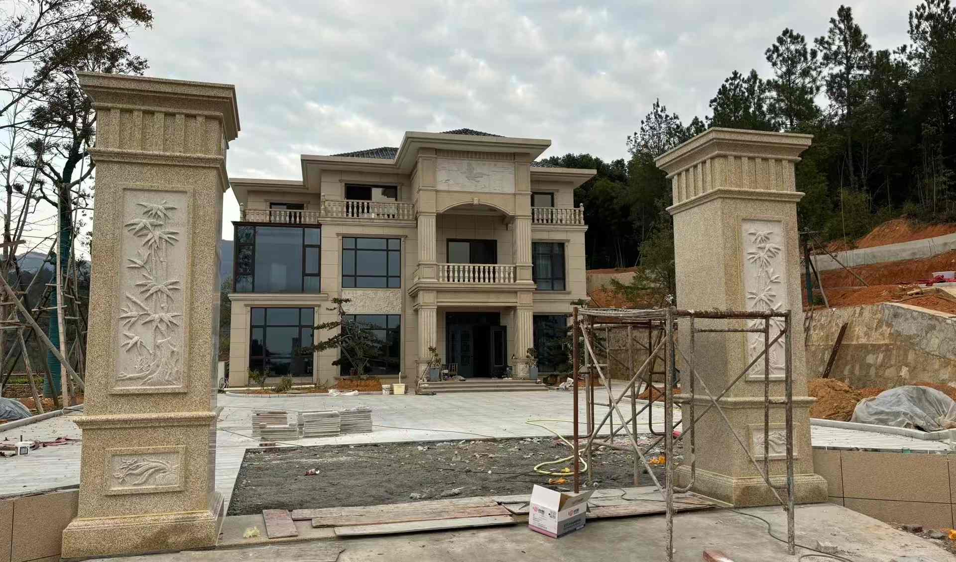 吕梁 黄金麻花岗岩别墅雕花外墙干挂配上门口雕花罗马柱